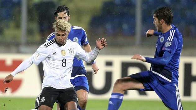 Němec Serge Gnabry (8) a Luca Tosi ze San Marina. Němec Serge Gnabry (8) a Luca Tosi ze San Marina.