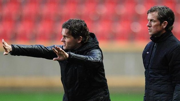 Sportovní ředitel Slavie Praha Karol Kisel (vlevo) a trenér Alex Pastoor během utkání s Jihlavou. Sportovní ředitel Slavie Praha Karol Kisel (vlevo) a trenér Alex Pastoor během utkání s Jihlavou.