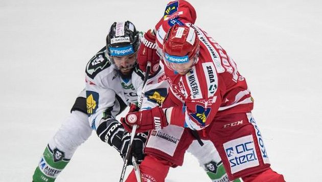 Tomáš Kopecký (vpravo) ještě v dresu Třince v souboji s útočníkem Richardem Jarůškem, tehdy ještě ve službách Mladé Boleslavi. Tomáš Kopecký (vpravo) ještě v dresu Třince v souboji s útočníkem Richardem Jarůškem, tehdy ještě ve službách Mladé Boleslavi.