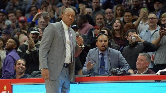 Kouč LA Clippers Doc Rivers zastavil hru, aby složil hold legendárnímu Dirku Nowitzkému, který nastupuje ke své 21. sezoně v NBA. Kouč LA Clippers Doc Rivers zastavil hru, aby složil hold legendárnímu Dirku Nowitzkému, který nastupuje ke své 21. sezoně v NBA.