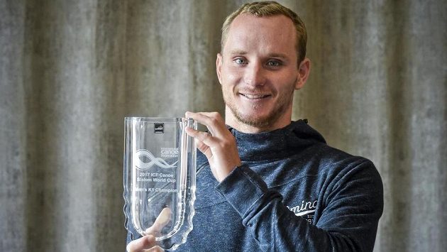 Kajakář Vít Přindiš s trofejí pro celkového vítěze Světového poháru. Kajakář Vít Přindiš s trofejí pro celkového vítěze Světového poháru.
