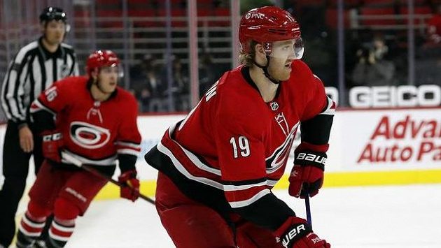 Ofenzivně laděný bek Dougie Hamilton (č. 19) se stěhuje z Caroliny do New Jersey. Ofenzivně laděný bek Dougie Hamilton (č. 19) se stěhuje z Caroliny do New Jersey.