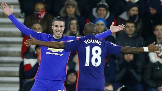 Robin van Persie (vlevo) střelec obou gólů Manchesteru United v duelu se Southamptonem se raduje se spoluhráčem Ashleym Youngem. Robin van Persie (vlevo) střelec obou gólů Manchesteru United v duelu se Southamptonem se raduje se spoluhráčem Ashleym Youngem.