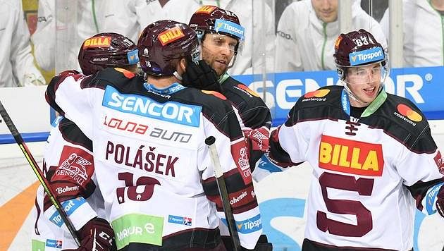 Hokejisté Sparty se radují z branky Hokejisté Sparty se radují z branky