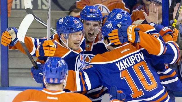 Hokejisté Edmontonu slaví gól Connora McDavida (uprostřed s číslem 97), který překonal Petra Mrázka v brance Detroitu. Hokejisté Edmontonu slaví gól Connora McDavida (uprostřed s číslem 97), který překonal Petra Mrázka v brance Detroitu.