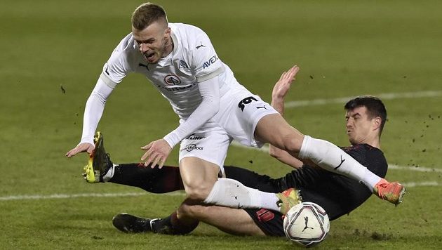 Zleva Stanislav Hofmann ze Slovácka a Ondřej Kúdela ze Slavie. Zleva Stanislav Hofmann ze Slovácka a Ondřej Kúdela ze Slavie.