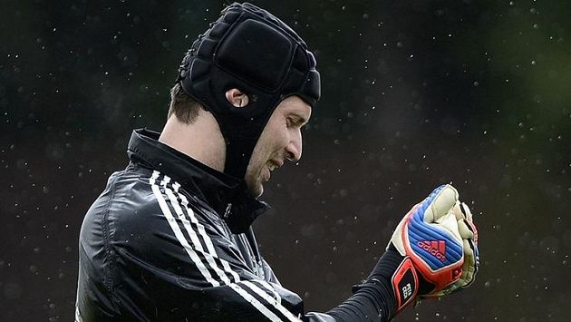 Petr Čech ždímá brankářské rukavice, Chelsea trénuje v Cobhamu na Bayern i v dešti. Petr Čech ždímá brankářské rukavice, Chelsea trénuje v Cobhamu na Bayern i v dešti.