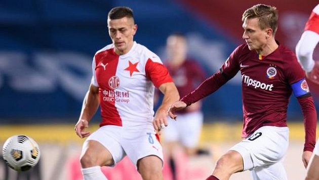 Tomáš Holeš ze Slavie Praha a Bořek Dočkal ze Sparty Praha během prosincového derby. Tomáš Holeš ze Slavie Praha a Bořek Dočkal ze Sparty Praha během prosincového derby.