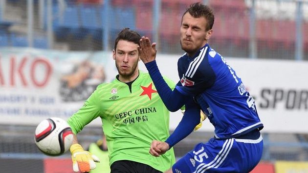 Brankář Slavie Pavlenka zasahuje v utkání v Olomouci. Brankář Slavie Pavlenka zasahuje v utkání v Olomouci.