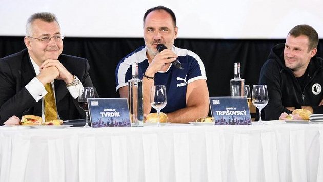 Jaroslav Tvrdík (vlevo), Jindřich Trpišovský a brankář Ondřej Kolář během besedy s fanoušky Jaroslav Tvrdík (vlevo), Jindřich Trpišovský a brankář Ondřej Kolář během besedy s fanoušky