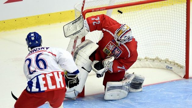 Martin Ručinský střílí gól Dušanovi Salfickému během vzpomínkové exhibice na Ivana Hlinku Zlaté utkání v Jihlavě. Martin Ručinský střílí gól Dušanovi Salfickému během vzpomínkové exhibice na Ivana Hlinku Zlaté utkání v Jihlavě.