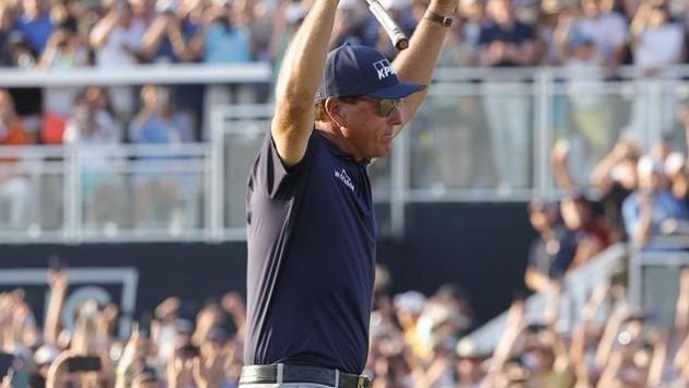Americký golfista Phil Mickelson se mohl radovat z velkého úspěchu Americký golfista Phil Mickelson se mohl radovat z velkého úspěchu