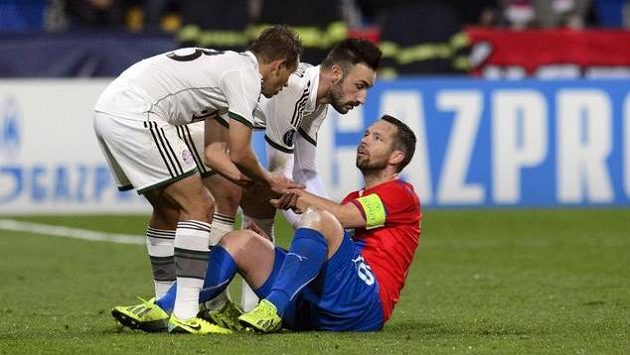 Obránci Bayernu Rafinha (vlevo) a Daniel van Buyten zvedají z trávníku Pavla Horvátha. Obránci Bayernu Rafinha (vlevo) a Daniel van Buyten zvedají z trávníku Pavla Horvátha.