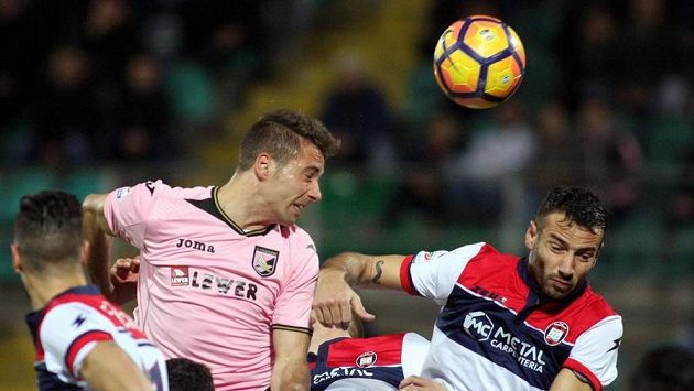 Tiago Cionek z Palerma hlavičkuje v zápase Serie A proti Crotone - ilustrační foto. Tiago Cionek z Palerma hlavičkuje v zápase Serie A proti Crotone - ilustrační foto.
