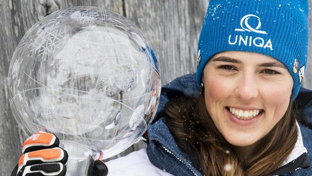 Slovenská lyžařka Petra Vlhová pózuje s velkým křišťálovým glóbem za celkové vítězství ve Světovém poháru. Slovenská lyžařka Petra Vlhová pózuje s velkým křišťálovým glóbem za celkové vítězství ve Světovém poháru.