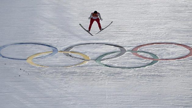 Německý sdruženář Johannes Rydzek na olympijském můstku. Německý sdruženář Johannes Rydzek na olympijském můstku.