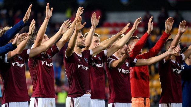 Dávid Hancko ze Sparty Praha (uprostřed) během děkovačky s fanoušky po utkání. Dávid Hancko ze Sparty Praha (uprostřed) během děkovačky s fanoušky po utkání.