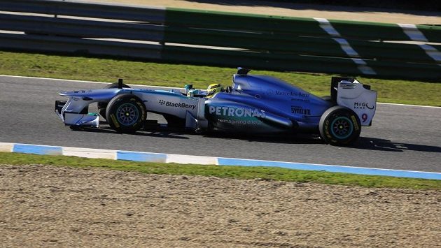 Nico Rosberg za volantem monopostu Mercedes W04. Nico Rosberg za volantem monopostu Mercedes W04.