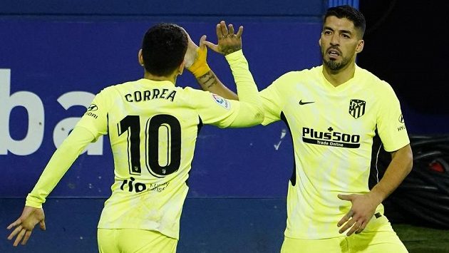 Luis Suárez (vpravo) z Atlétika se raduje po prvním gólu proti Eibaru. Vlevo Ángel Correa. Luis Suárez (vpravo) z Atlétika se raduje po prvním gólu proti Eibaru. Vlevo Ángel Correa.