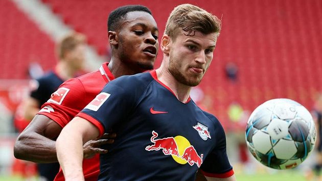 Vpředu Timo Werner z Lipska, na záda mu dýchá mohučský Bote Baku. Vpředu Timo Werner z Lipska, na záda mu dýchá mohučský Bote Baku.