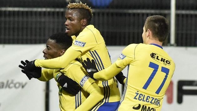 Hráči Zlína se radují z gólu Ibrahima Benjamina Traorého (vlevo). Hráči Zlína se radují z gólu Ibrahima Benjamina Traorého (vlevo).