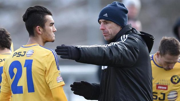 Trenér Jihlavy Luděk Klusáček (vpravo) a Patrik Demeter během přípravného utkání na Spartě. Trenér Jihlavy Luděk Klusáček (vpravo) a Patrik Demeter během přípravného utkání na Spartě.