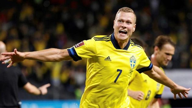 Švédský fotbalista Viktor Claesson slaví gól do sítě Španělska. Švédský fotbalista Viktor Claesson slaví gól do sítě Španělska.