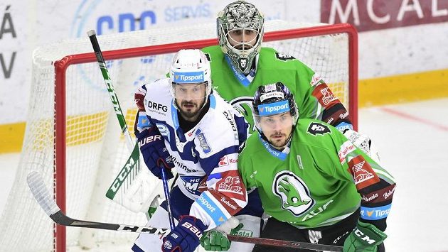 Zleva Martin Zaťovič z Brna, brankář Gašper Krošelj a Martin Pláněk z Mladé Boleslavi. Zleva Martin Zaťovič z Brna, brankář Gašper Krošelj a Martin Pláněk z Mladé Boleslavi.