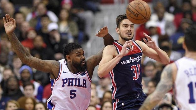 Tomáš Satoranský (s míčem) z Washingtonu v utkání NBA proti Philadelphii. Tomáš Satoranský (s míčem) z Washingtonu v utkání NBA proti Philadelphii.