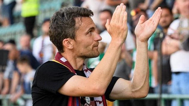 David Lafata se loučí s fanoušky po utkání s Bohemians. David Lafata se loučí s fanoušky po utkání s Bohemians.