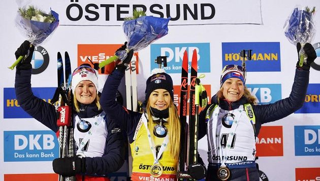 Markéta Davidová (vpravo) na stupních po sprintu v Östersundu. Nestačila jen na Italku Dorotheu Wiererovou (uprostřed) a Norku Marte Olsbuovou Röiselandovou. Markéta Davidová (vpravo) na stupních po sprintu v Östersundu. Nestačila jen na Italku Dorotheu Wiererovou (uprostřed) a Norku Marte Olsbuovou Röiselandovou.