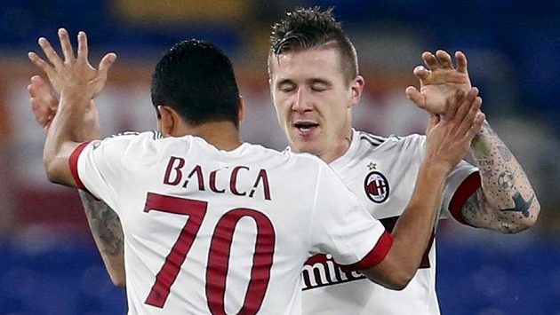 Slovenský záložník Juraj Kucka (vpravo) oslavuje gól proti AS Řím se spoluhráčem z AC Milán Carlosem Baccou. Slovenský záložník Juraj Kucka (vpravo) oslavuje gól proti AS Řím se spoluhráčem z AC Milán Carlosem Baccou.