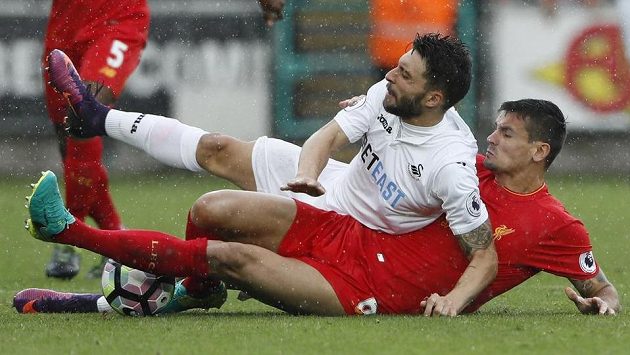 Borja Baston ze Swansea (v bílém) a Dejan Lovren z Liverpoolu. Borja Baston ze Swansea (v bílém) a Dejan Lovren z Liverpoolu.