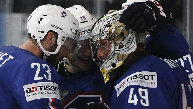 Spoluhráči gratulují Florianovi Hardymu, hlavnímu strůjci nečekaného triumfu francouzského týmu nad Finy. Spoluhráči gratulují Florianovi Hardymu, hlavnímu strůjci nečekaného triumfu francouzského týmu nad Finy.