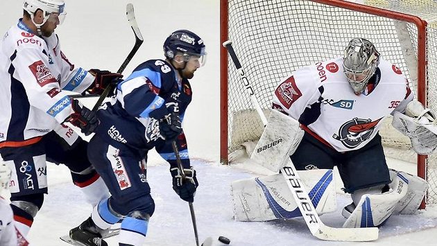 Zleva Radek Duda z Chomutova, Marek Zachar z Liberce a brankář Chomutova Justin Peters. Zleva Radek Duda z Chomutova, Marek Zachar z Liberce a brankář Chomutova Justin Peters.