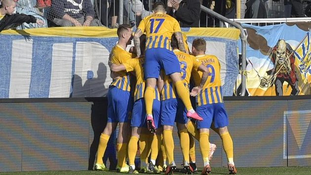 Fotbalisté Opavy se radují z gólu proti Dukle. Fotbalisté Opavy se radují z gólu proti Dukle.