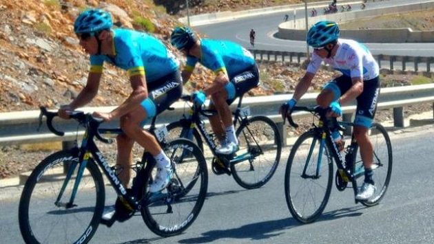 Český cyklista ze stáje Astana Jan Hirt (vpředu). Český cyklista ze stáje Astana Jan Hirt (vpředu).