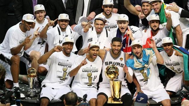 San Antonio Spurs, noví šampióni NBA, s vítěznou trofejí. San Antonio Spurs, noví šampióni NBA, s vítěznou trofejí.