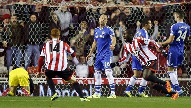 Když Jozy Altidore (číslo 17) dal Petru Čechovi první gól, nikdo netušil, jakou přestřelku mezi Sunderlandem a Chelsea rozpoutal... Když Jozy Altidore (číslo 17) dal Petru Čechovi první gól, nikdo netušil, jakou přestřelku mezi Sunderlandem a Chelsea rozpoutal...