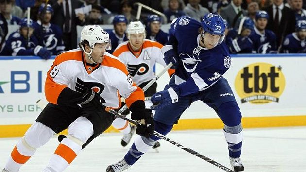 Jaromíra Jágra z Philadelphie (vlevo) stíhá Victor Hedman z Tampy Bay. Jaromíra Jágra z Philadelphie (vlevo) stíhá Victor Hedman z Tampy Bay.
