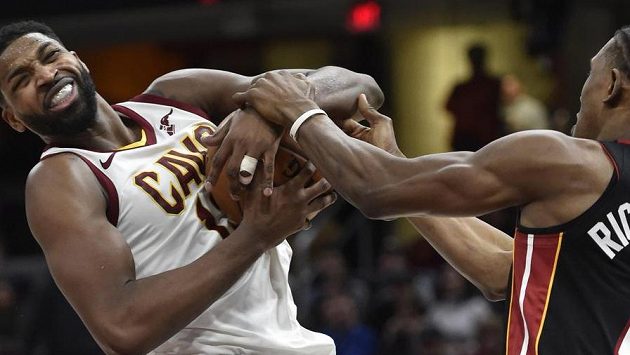 Tristan Thompson (vlevo) z Clevelandu bojuje o míč s Joshem Richardsonem z Miami. Tristan Thompson (vlevo) z Clevelandu bojuje o míč s Joshem Richardsonem z Miami.