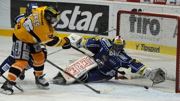 Litvínovský František Lukeš (vlevo) střílí vyrovnávací branku na 1:1 brněnskému brankáři Marku Čiliakovi. Litvínovský František Lukeš (vlevo) střílí vyrovnávací branku na 1:1 brněnskému brankáři Marku Čiliakovi.