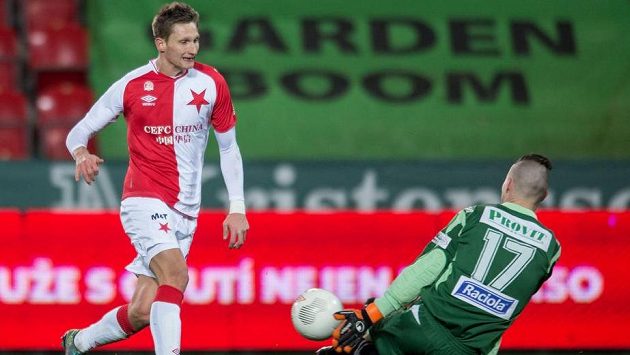Útočník Slavie Milan Škoda na zlínského brankáře Stanislava Dostála nevyzrál. Útočník Slavie Milan Škoda na zlínského brankáře Stanislava Dostála nevyzrál.