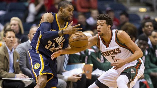 Michael Carter-Williams (vpravo) z Milwaukee brání C.J. Watsona z Indiany. Michael Carter-Williams (vpravo) z Milwaukee brání C.J. Watsona z Indiany.