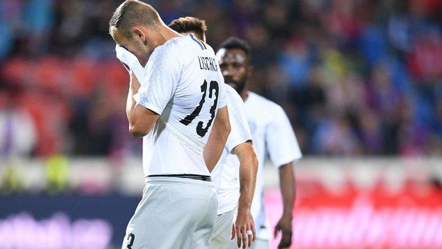 Smutný sparťanský zadák David Lischka po hrubé chybě, která rozhodla ligový šlágr v Plzni. Smutný sparťanský zadák David Lischka po hrubé chybě, která rozhodla ligový šlágr v Plzni.