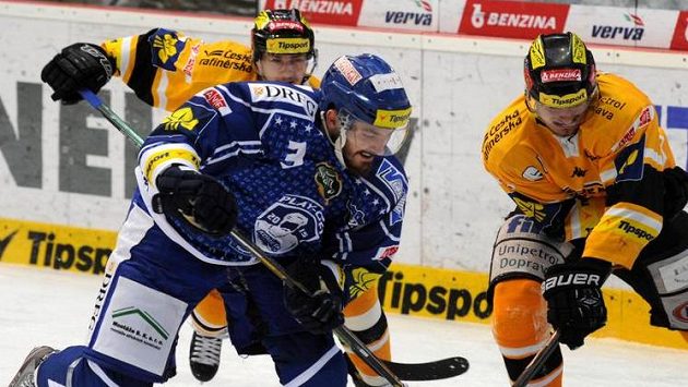 Michal Kempný z Brna v souboji s Ondřejem Jurčíkem a Jurajem Majdanem (vzadu). Michal Kempný z Brna v souboji s Ondřejem Jurčíkem a Jurajem Majdanem (vzadu).