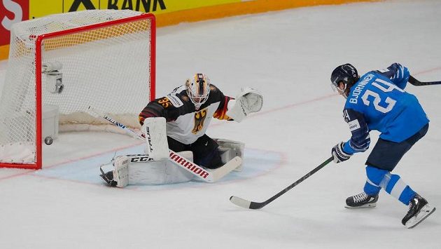 Hannes Björninen překonavá Mathiase Niederbergera. Hannes Björninen překonavá Mathiase Niederbergera.