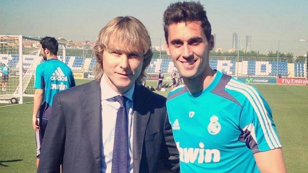Álvaro Arbeloa (vpravo) na fotce s Pavlem Nedvědem. Álvaro Arbeloa (vpravo) na fotce s Pavlem Nedvědem.