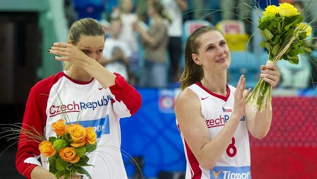 Petra Kulichová (vlevo) a Ilona Burgrová hrály proti Španělsku poslední zápas za českou reprezentaci. Na snímku se loučí s diváky. Petra Kulichová (vlevo) a Ilona Burgrová hrály proti Španělsku poslední zápas za českou reprezentaci. Na snímku se loučí s diváky.