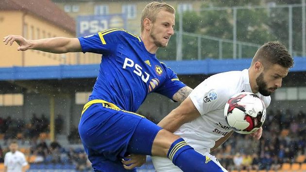 Zleva Lukáš Kryštůfek z Jihlavy a Veliče Šumulikoski ze Slovácka. Zleva Lukáš Kryštůfek z Jihlavy a Veliče Šumulikoski ze Slovácka.